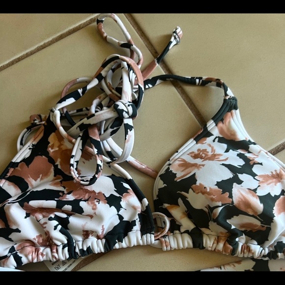 Abercrombie and Fitch women’s bikini top xsmall TOP ONLY - Picture 8 of 12